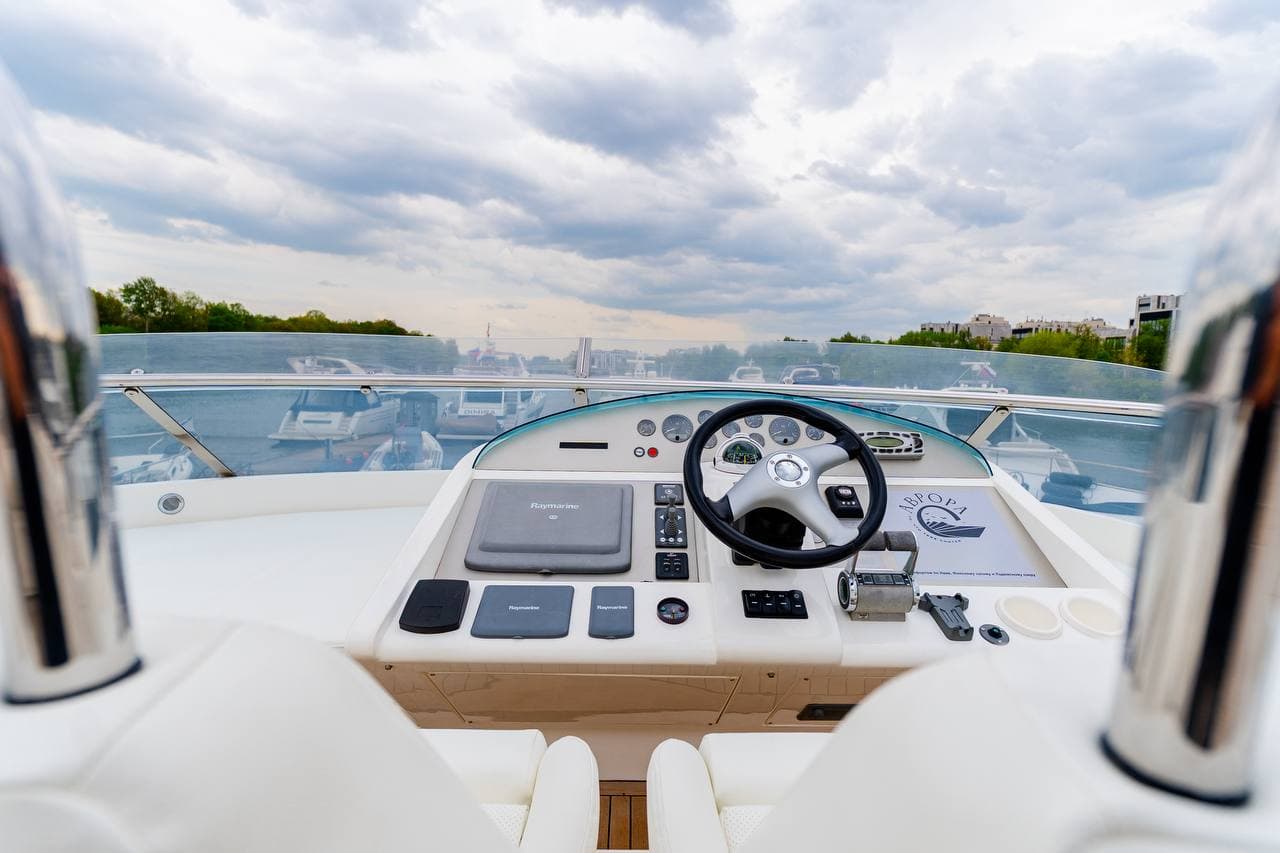 Моторная VIP яхта Аврора Fairline 68 на воде в Санкт-Петербурге