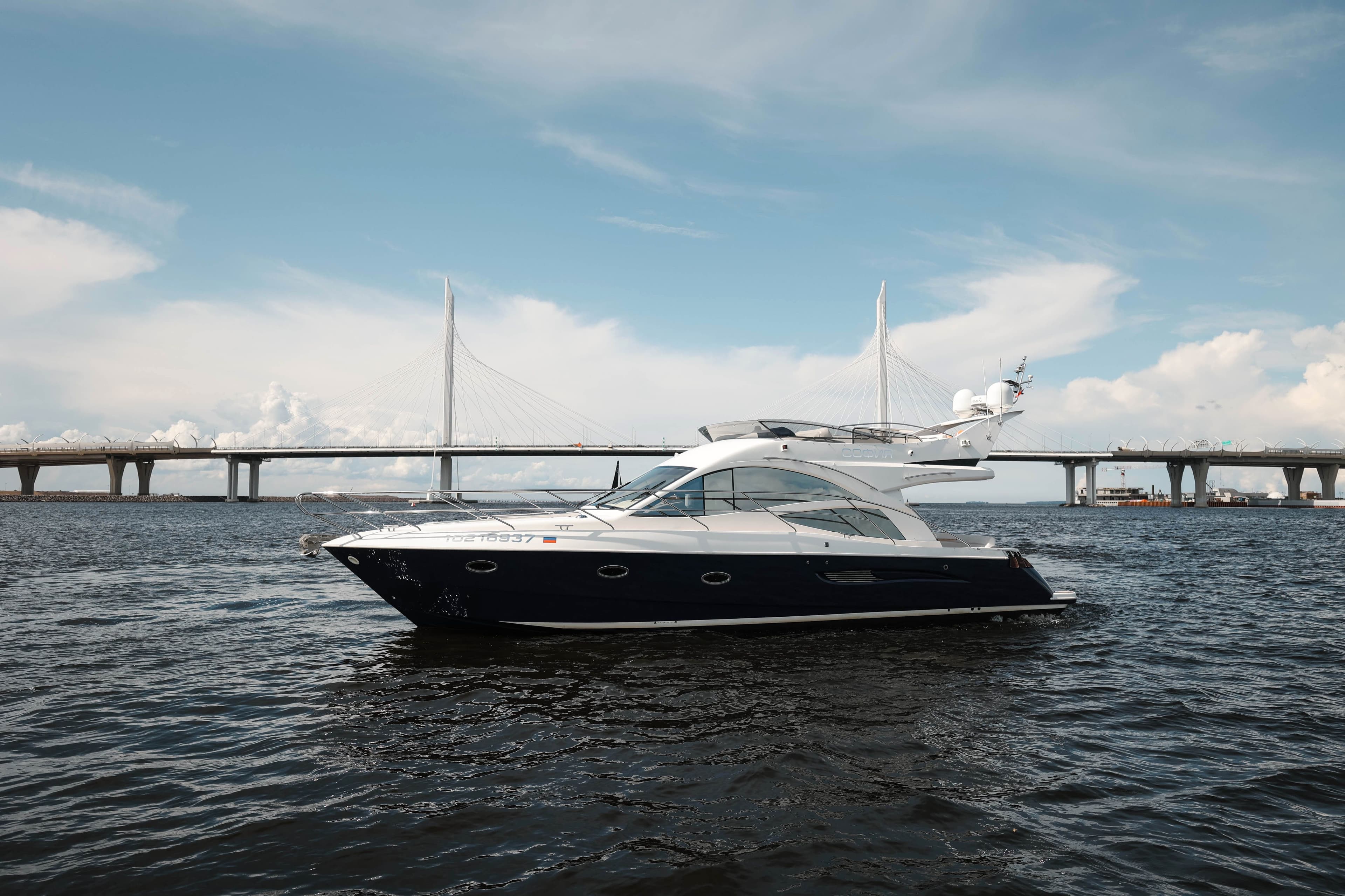 Аренда моторной яхта Galeon 440 на воде в Санкт-Петербурге