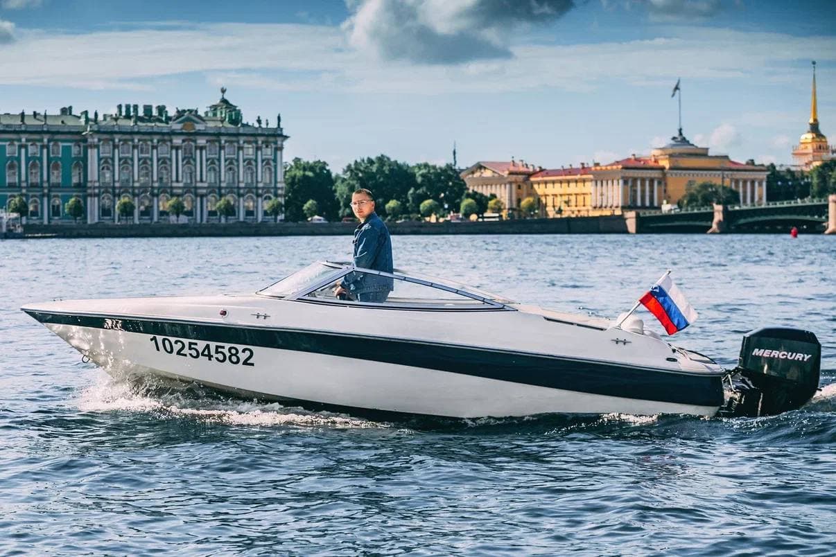 Интерьер катера Дори в Санкт-Петербурге