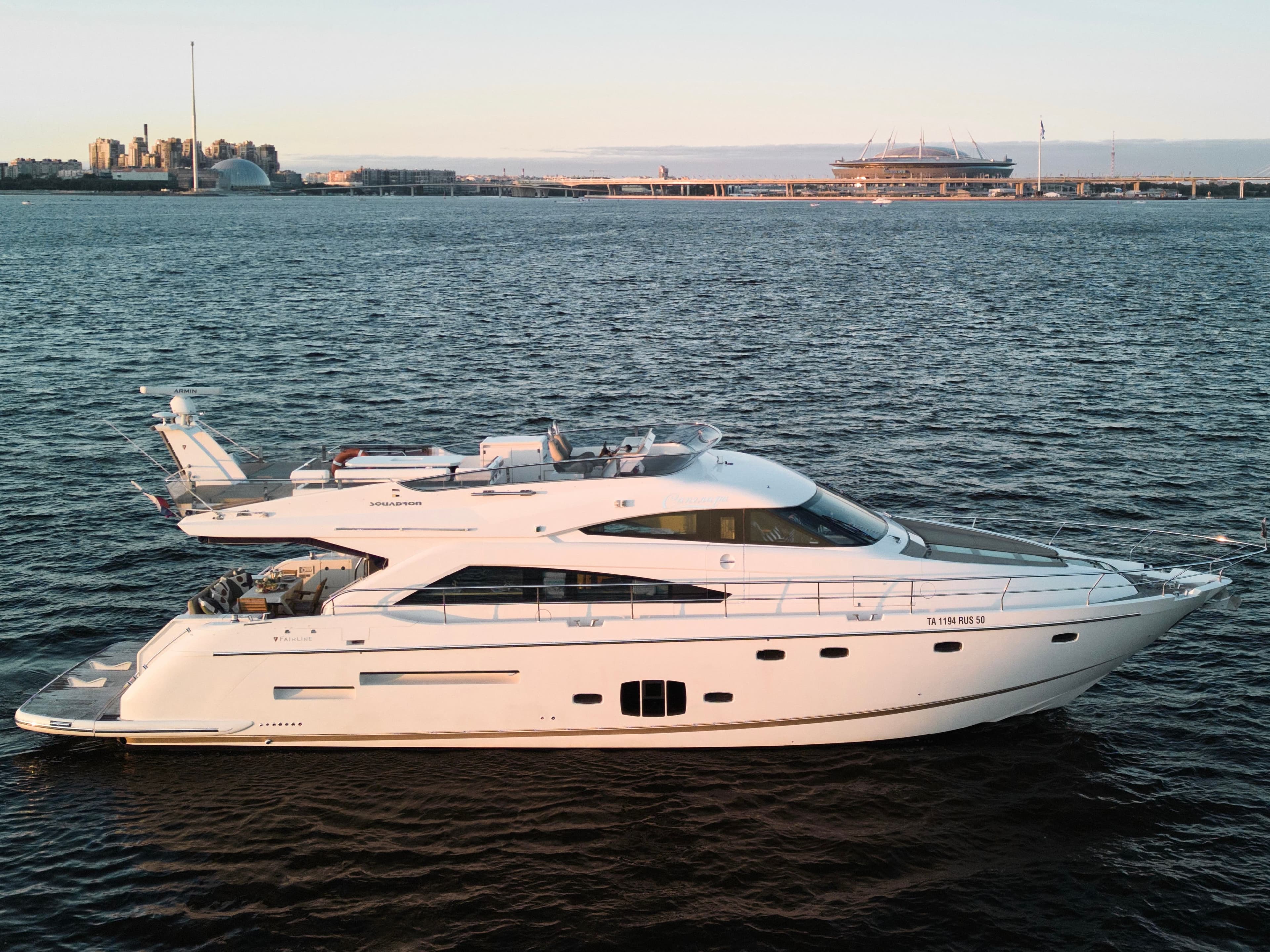 Аренда моторной яхты Fairline 65 на Неве в Санкт-Петербурге