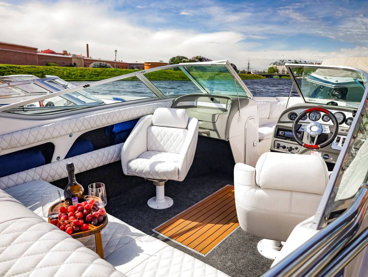 Красивый интерьер катера Просекко (Chaparral 190 Sport) для прогулок по воде