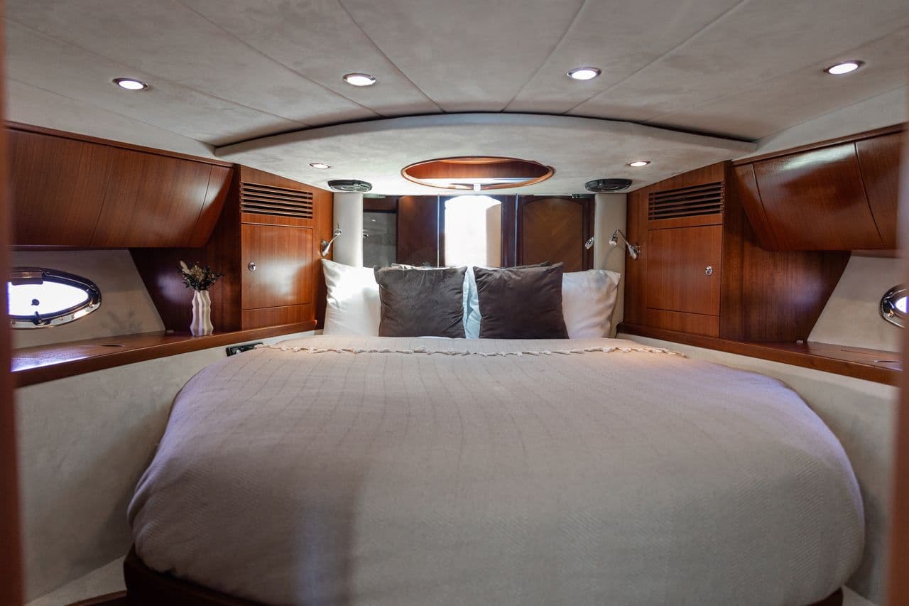 Уютная спальня в мастер-каюте моторной яхты Galeon 440
