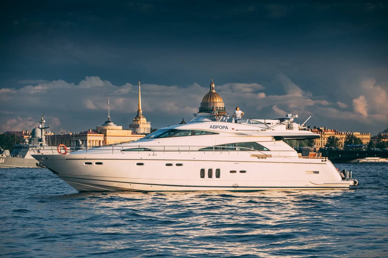 Моторная VIP яхта Аврора Fairline 68 на воде в Санкт-Петербурге