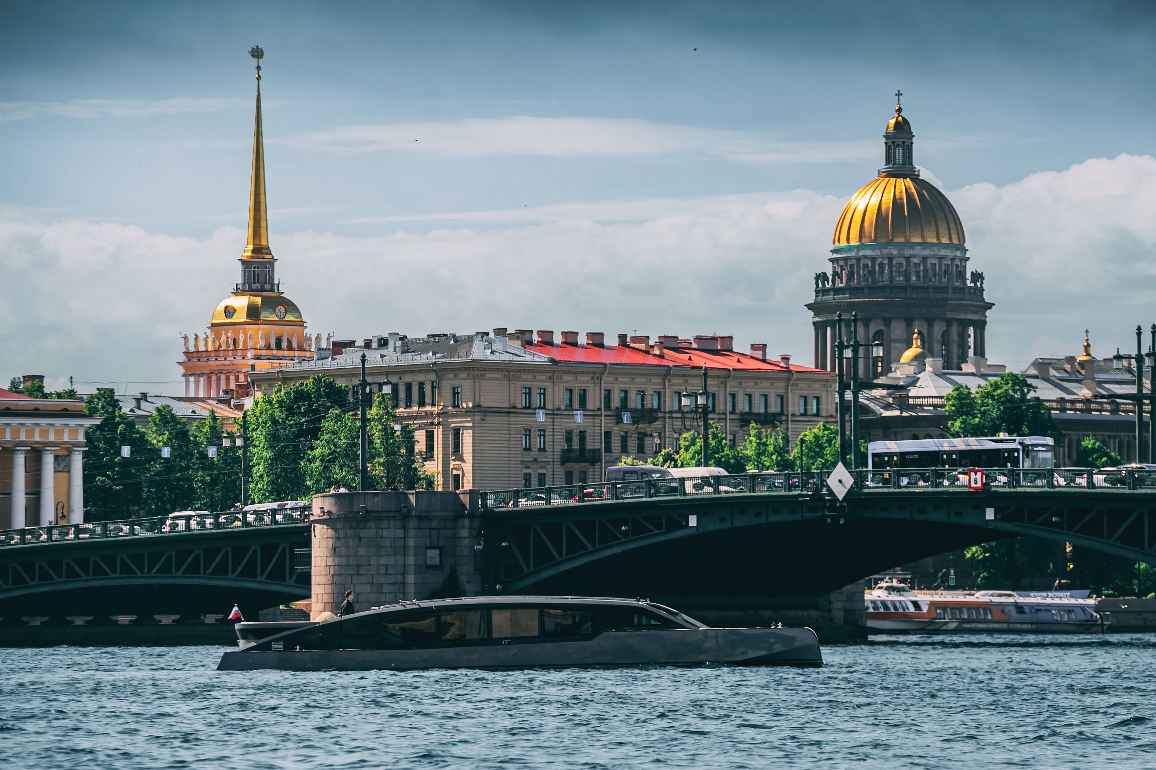 Премиальная моторная яхта Оникс Onyx длиной 17.5 метров на реке Фонтанке в СПб